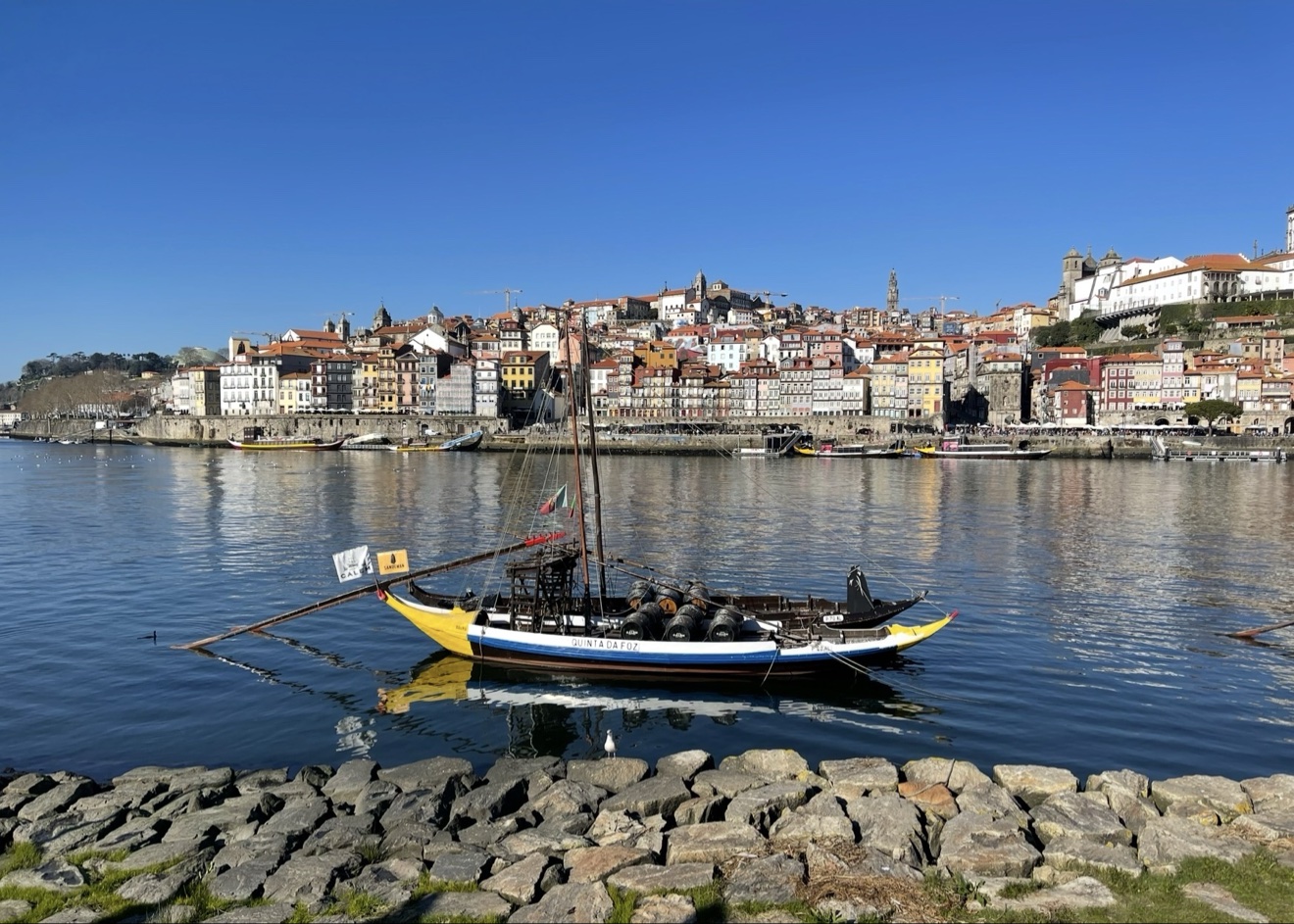 Ribera del Duero y un barco rabelo, Oporto